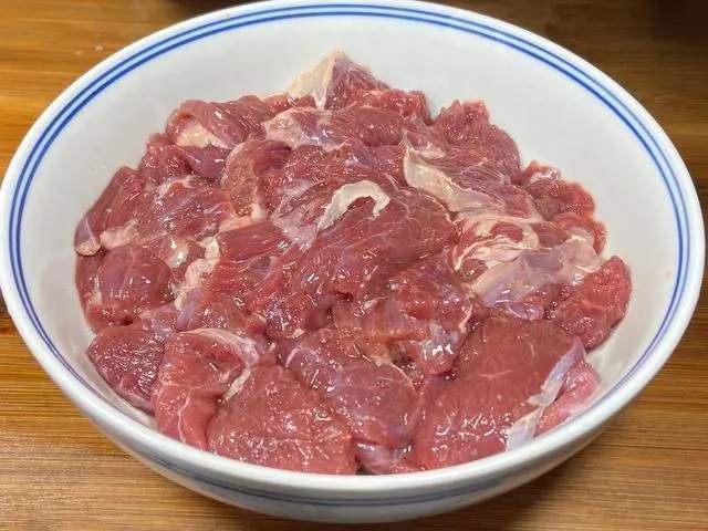 腌牛肉时，加盐和料酒可不行，教你1个小诀窍，牛肉比豆腐还嫩滑(图8)
