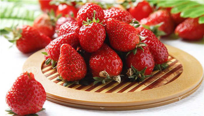 草莓上的小颗粒是什么?吃草莓有什么功效？