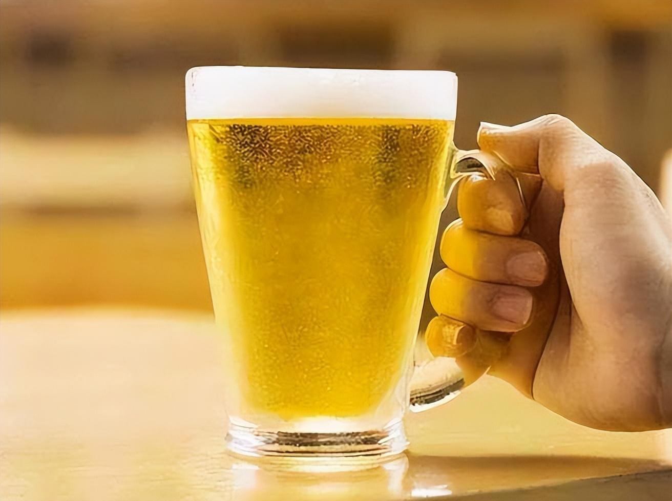 “喝白酒”和“喝啤酒”，哪个对身体伤害大？(图1)